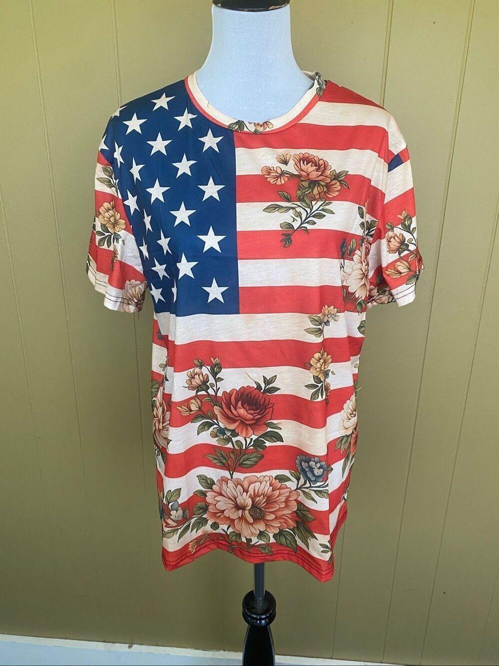 Women XL Floral print flag Crewneck short sleeve t-shirt brand new no tags